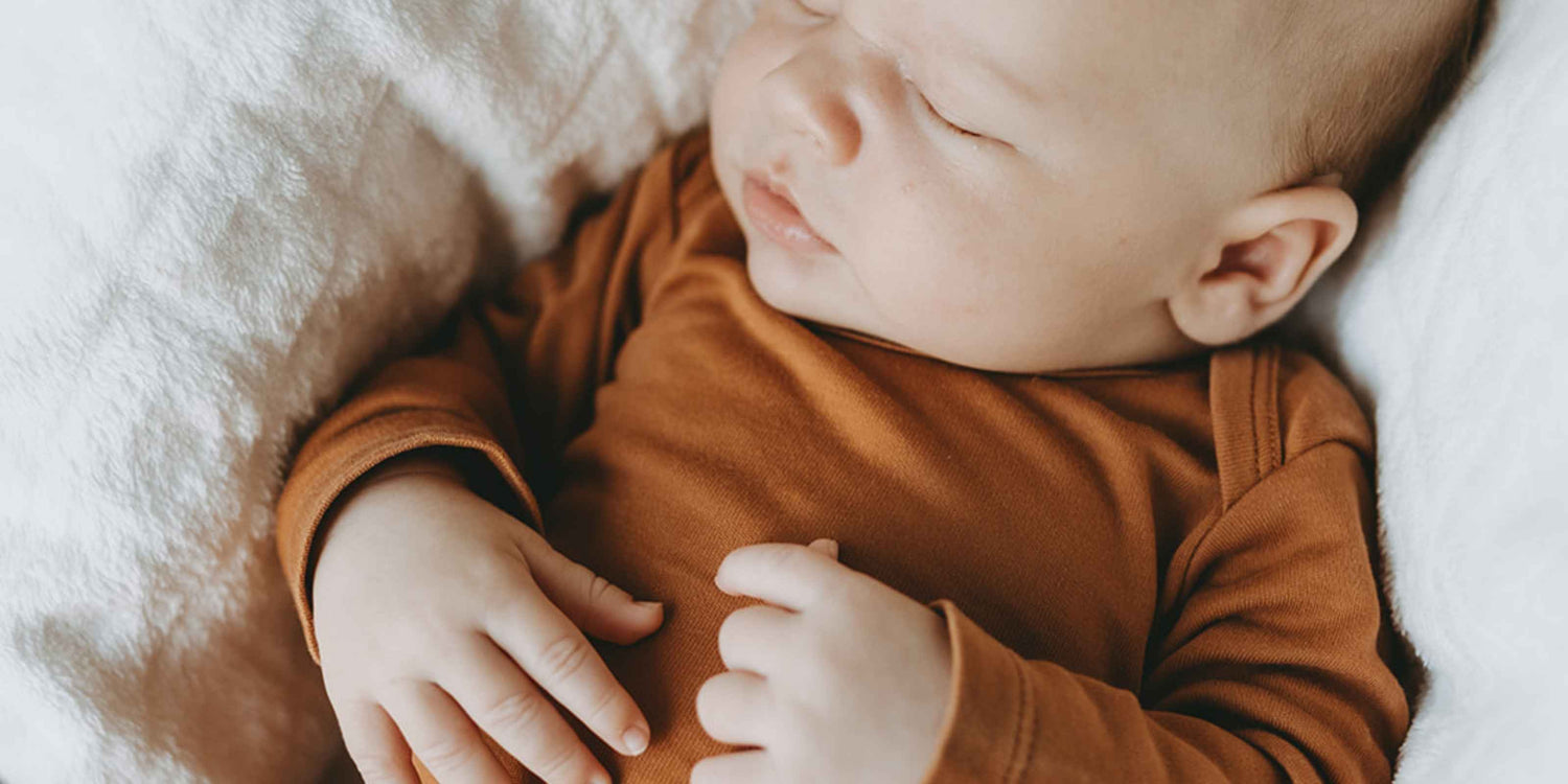 MEIN BABY SCHWITZT NACHTS – WELCHE KLEIDUNG IST OPTIMAL?