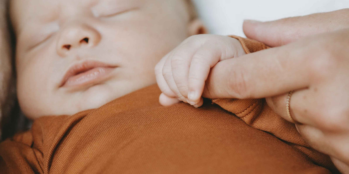 EMPFINDLICHE HAUT BEI BABYS: URSACHEN, SYMPTOME UND PFLEGE