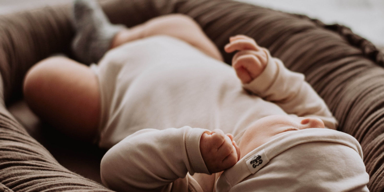 WELCHES MATERIAL IST FÜR BABYKLEIDUNG UND NEUGEBORENE GEEIGNET?