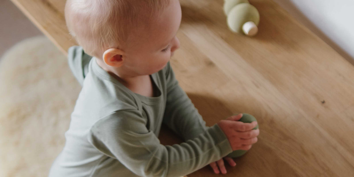 NEUE MASSSTÄBE FÜR BABYKLEIDUNG